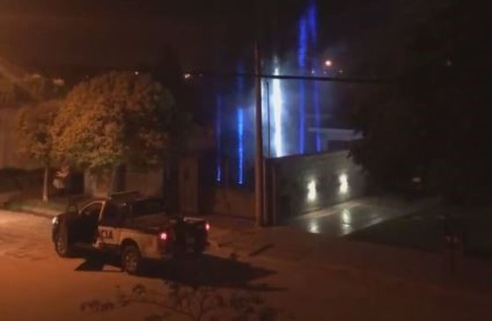 Arroyito: un policía se bajó del patrullero para filmar cuando sonaba el himno Argentino