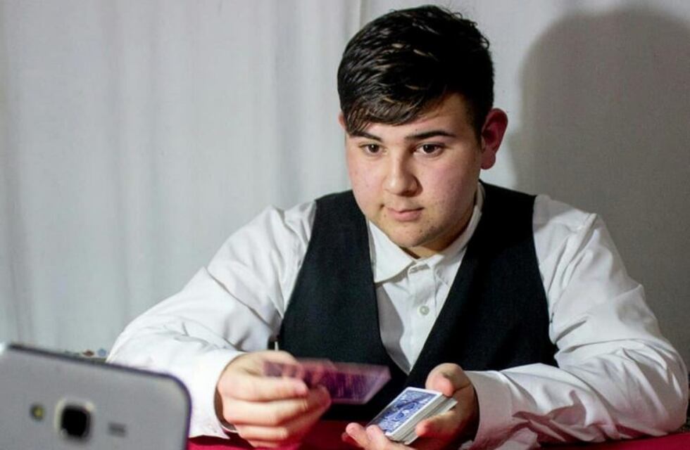 Campeón azuleño: tiene 17 y años y ganó un concurso internacional de magia