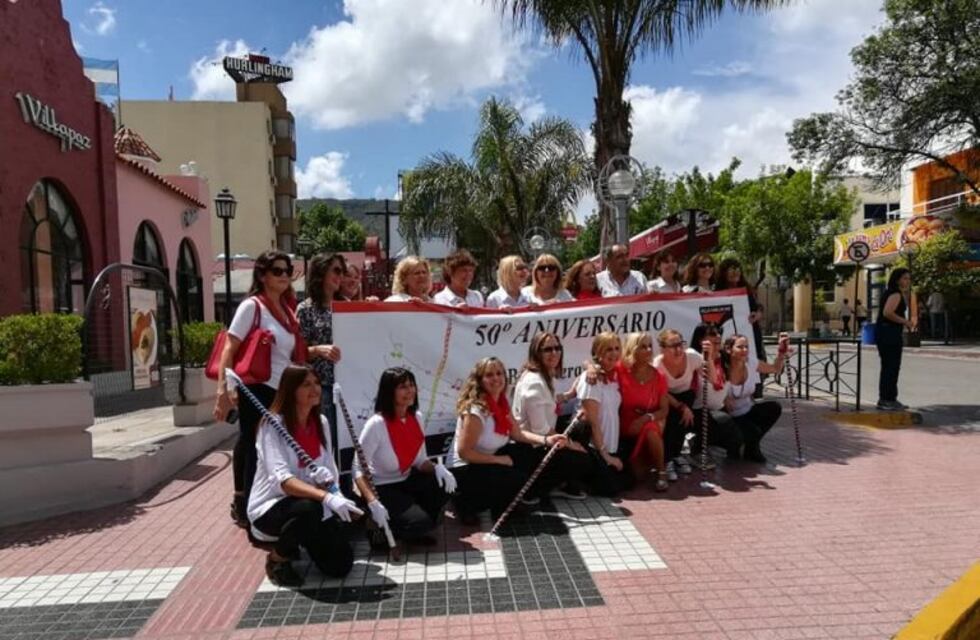 Carlos Paz: las bastoneras del Colegio IESS vivieron su propia fiesta