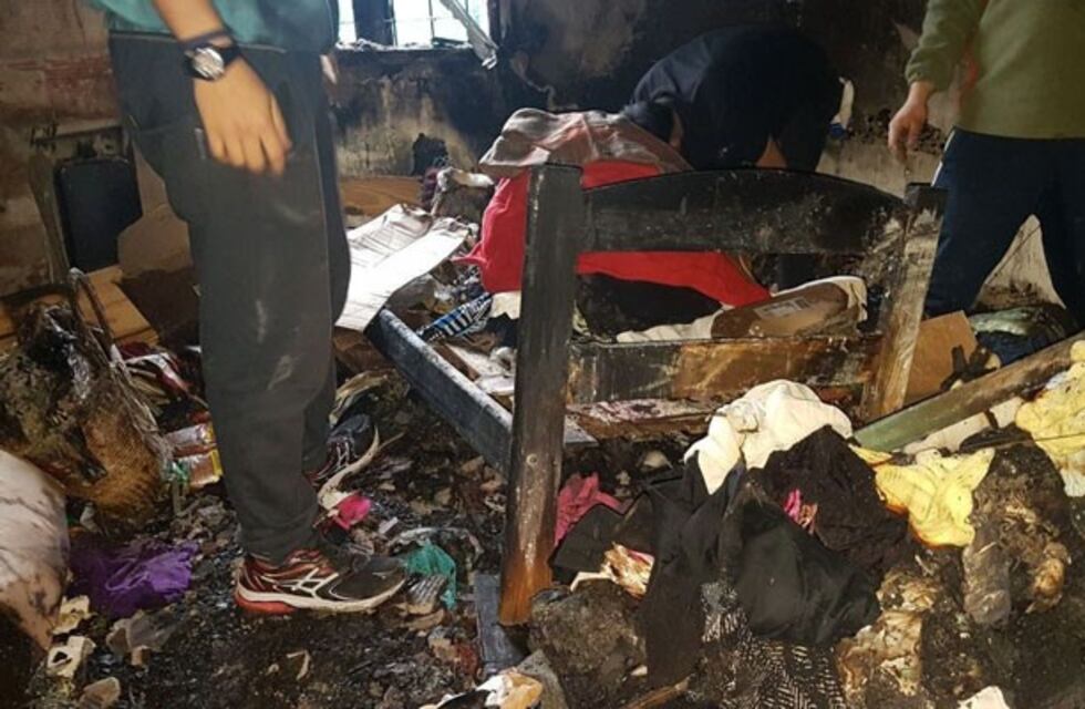La combustión de un colchón desató un voraz incendio en una vivienda de barrio Los Viñedos