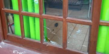 Los proyectiles destrozaron una de las ventanas en el Fonavi de Alice y Lamadrid\u002E (@joseljuarezjose)