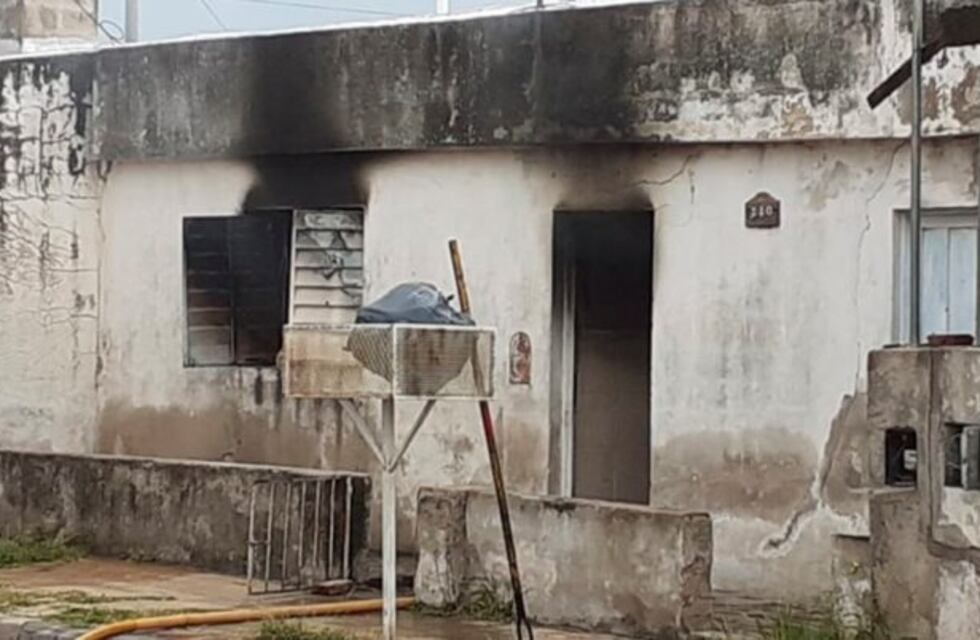 Explotó el celular mientras lo cargaba y se le incendió la casa