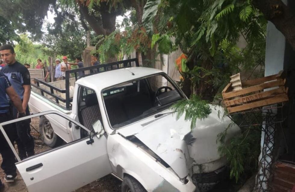 Embistió a una moto, escapó y chocó a los pocos metros