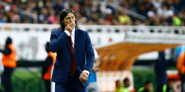 Guadlajara's coach Matias Almeyda gestures during a Mexican Apertura 2016 tournament quarterfinal football match against America at Chivas stadium on November 27, 2016, in Guadalajara, Mexico. / AFP PHOTO / Hector GUERRERO mexico matias almeyda campeonato