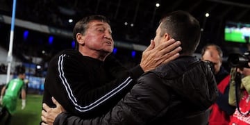 Julio César Falcioni, DT de Banfield, saluda a su colega de Racing, Eduardo Coudet\u002E (Web)