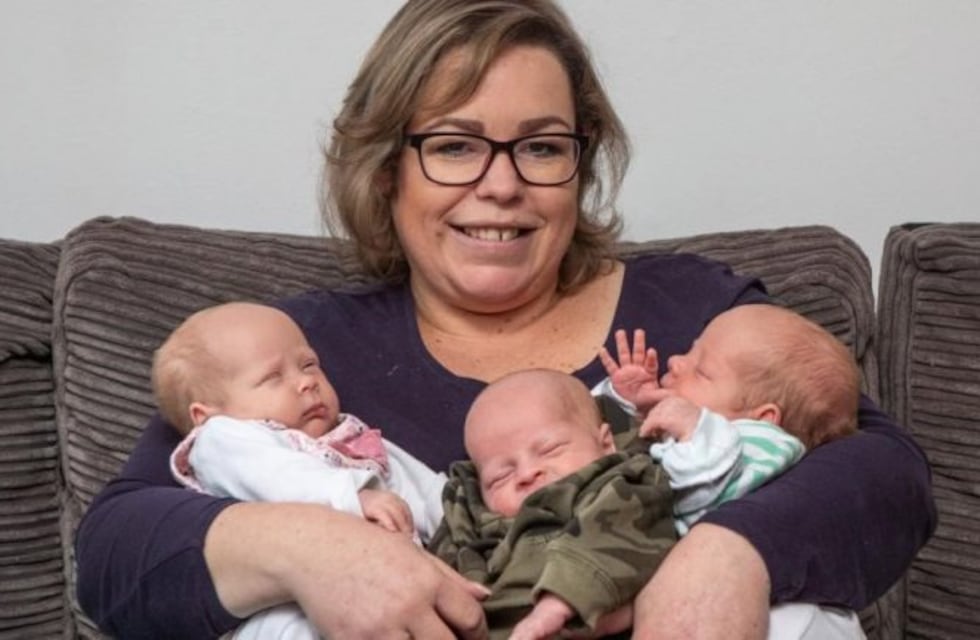 Tuvo tres bebés tras quedar embarazada de manera natural y por Fecundación In Vitro a la vez