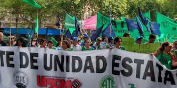 Marcha de gremios por el centro de Mendoza\u002E
