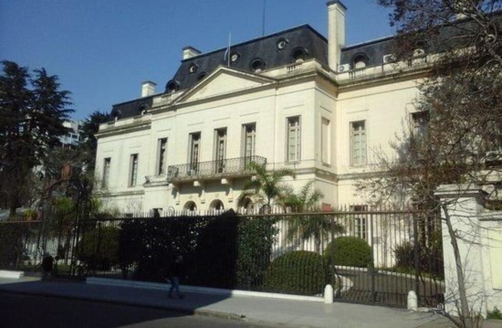 Peluqueros cortaron el pelo gratis en La Plata en reclamo de que se les permita volver a trabajar