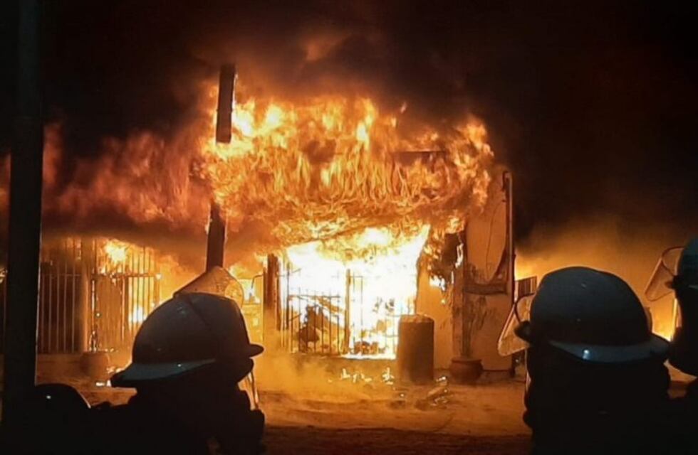 Impactante incendio de un comercio de venta de agroquímicos