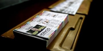 GRAF5109\u002E BUENOS AIRES, 11/08/2019\u002E- Vista de las boletas dentro del cuarto oscuro donde se vota en uno de los centros de votación asignados para las elecciones Primarias para Presidente en la en la ciudad de Buenos Aires (Argentina), hoy domingo 11 de agosto del 2019\u002E- EFE/Juan Ignacio Roncoroni