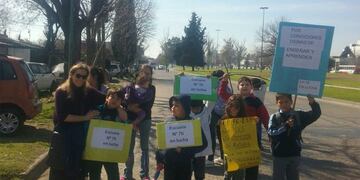 Protesta por mejoras en las escuelas La Plata\u002E