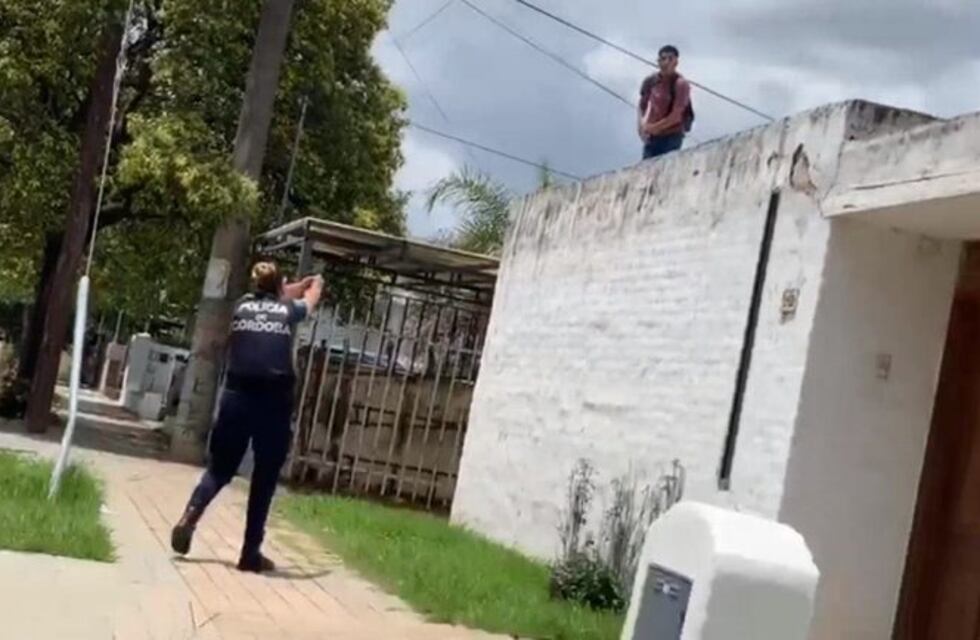 Quiso escapar por los techos, una policía le apuntó con un arma y terminó detenido