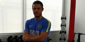 Nahitan Nández con la camiseta de Boca