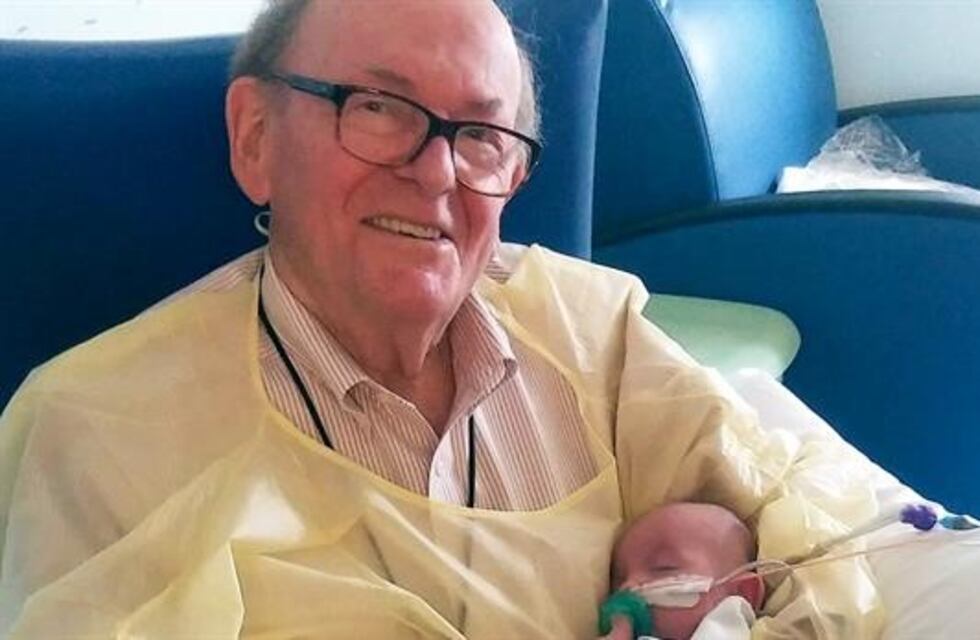 Un abuelo pasa la noche sosteniendo bebés prematuros para que no estén solos