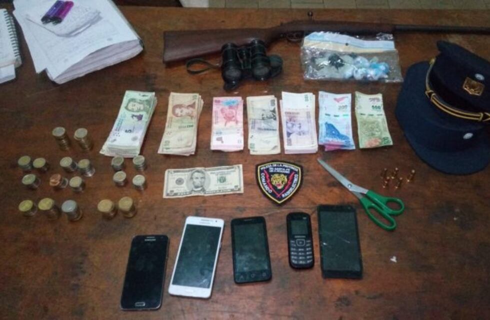 Detenidos con droga, armas y prendas policiales