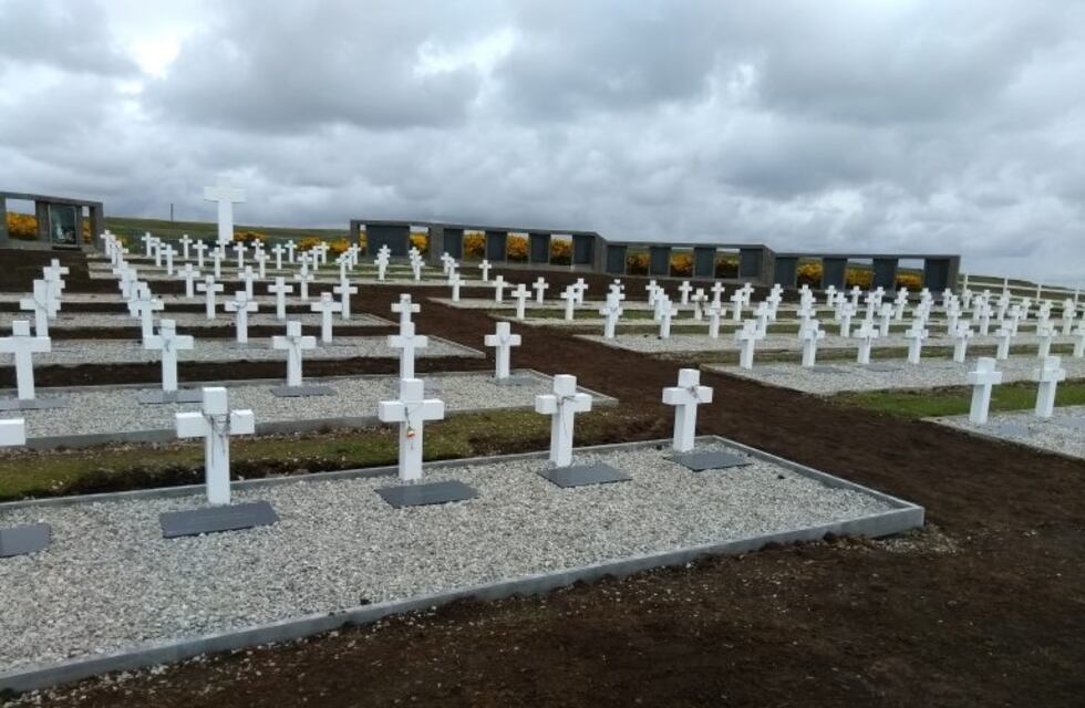 Familiares de soldados argentinos viajarán a las Malvinas para poner placas en sus tumbas
