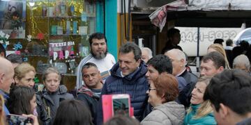 DYN17, BUENOS AIRES 08/07/2017, EL DIPUTADO NACIONAL SERGIO MASSA Y PRECANDIDATO A SENADOR POR LA FUERZA 1PAÍS DURANTE UNA RECORRIDA POR EL CENTRO DE GRAND BOURG, EN EL PARTIDO BONAERENSE DE MALVINAS ARGENTINAS\u002EFOTO:DYN/PRENDA 1PAIS\u002E