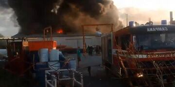 Se incendió una fábrica de lanchas en Campana y hubo evacuados e intoxicados\u002E