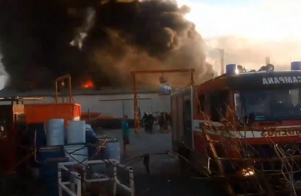 Campana: Evacuados e intoxicados por el incendio de una fábrica