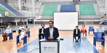 El rector de la UNCAUS dando inicio a la Expo Carreras 2020 (Foto: Gentileza prensa UNCAUS)