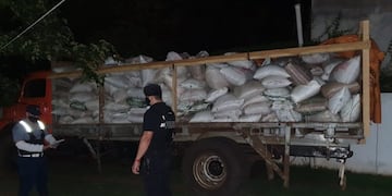 Contrabando en la frontera: retuvieron un camión con soja en El Soberbio