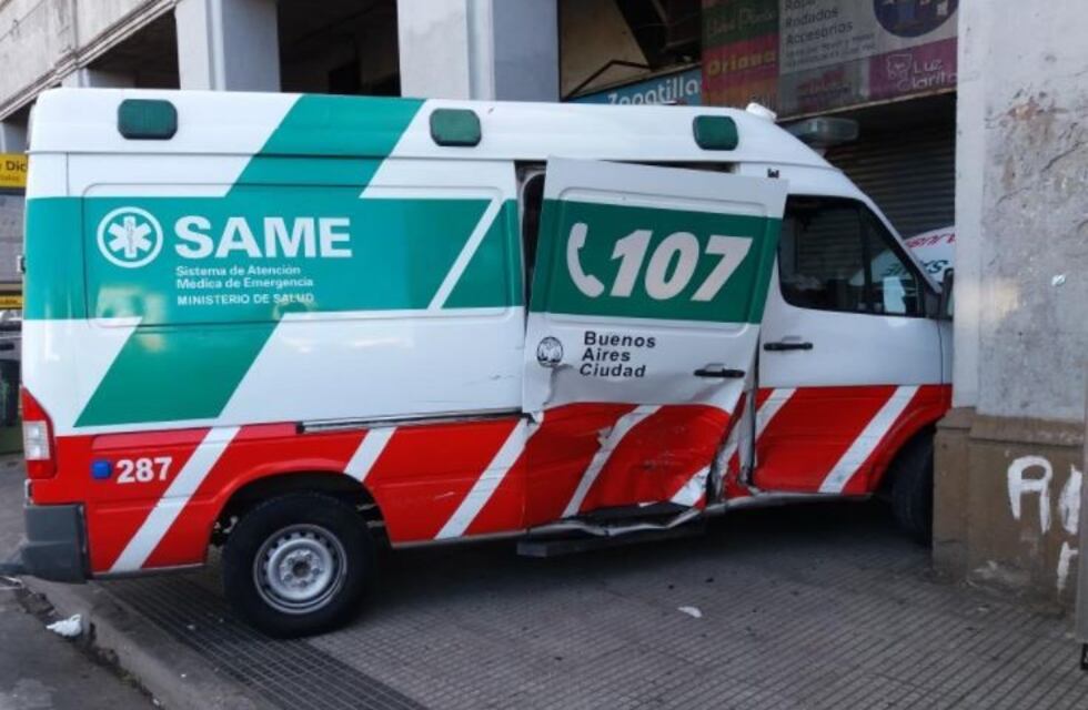 Seis heridos al chocar una ambulancia y un taxi en Balvanera