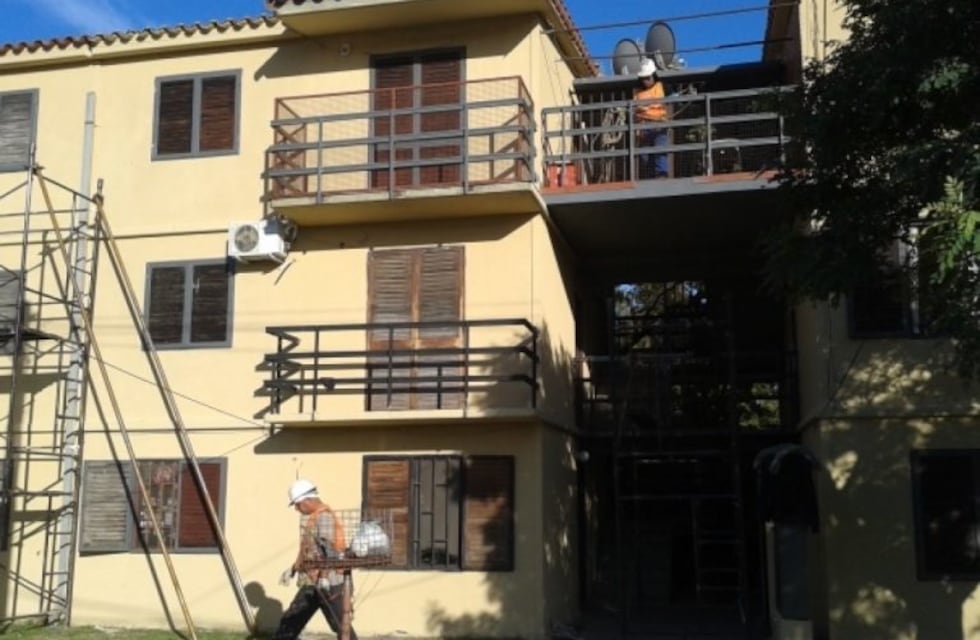 Una mujer discutió con el dueño de una obra en construcción y recibió un cabezazo en el rostro