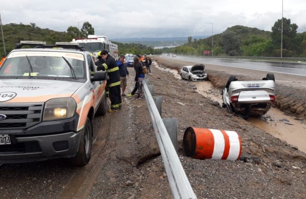 Colisionaron y volcaron en la ruta Carlos Paz-Córdoba