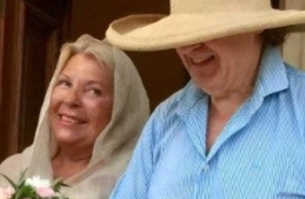 Elisa Carrió se casó en chiste y lo compartió en Twitter