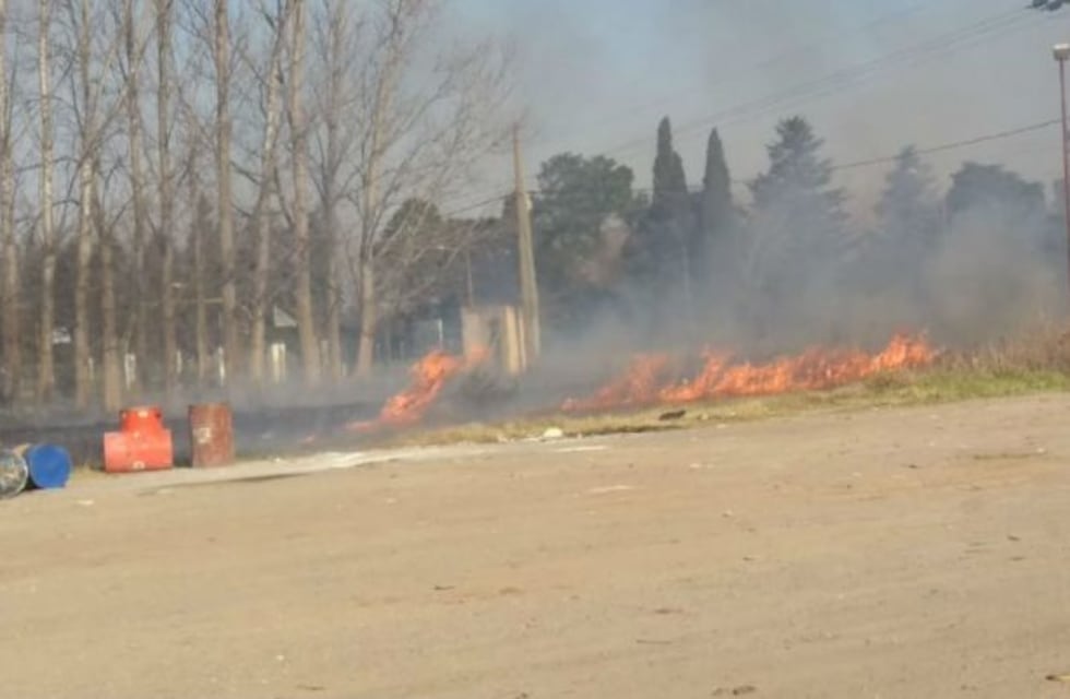 Combaten un foco de incendio intencional en Villa de María de Río Seco