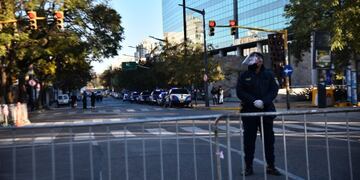 El Concejo amaneció vallado y custodiado, a la espera de la protesta de los municipales\u002E