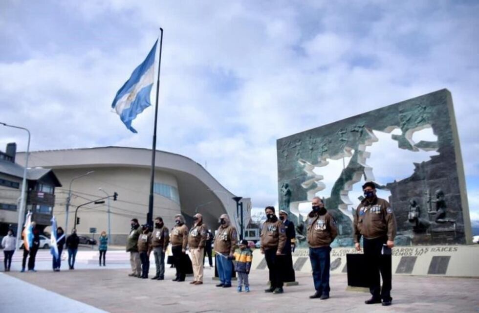 Se realizó una emotiva ceremonia en la Plaza Malvinas de Ushuaia