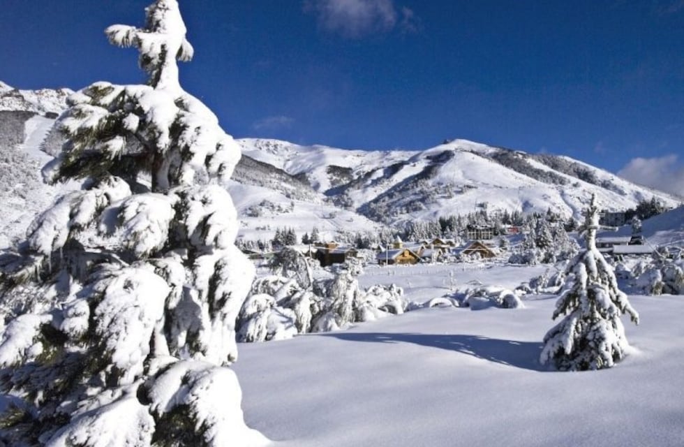 Realizan detonaciones controladas en el cerro Catedral