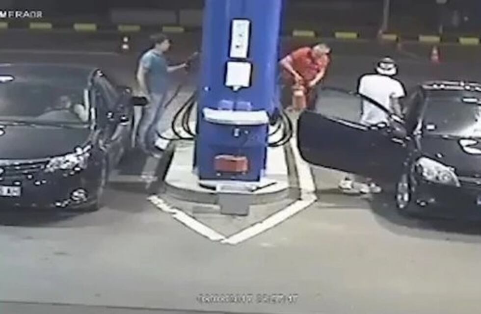 No quiso apagar su cigarrillo en una estación de servicio y recibió una lección que se hizo viral