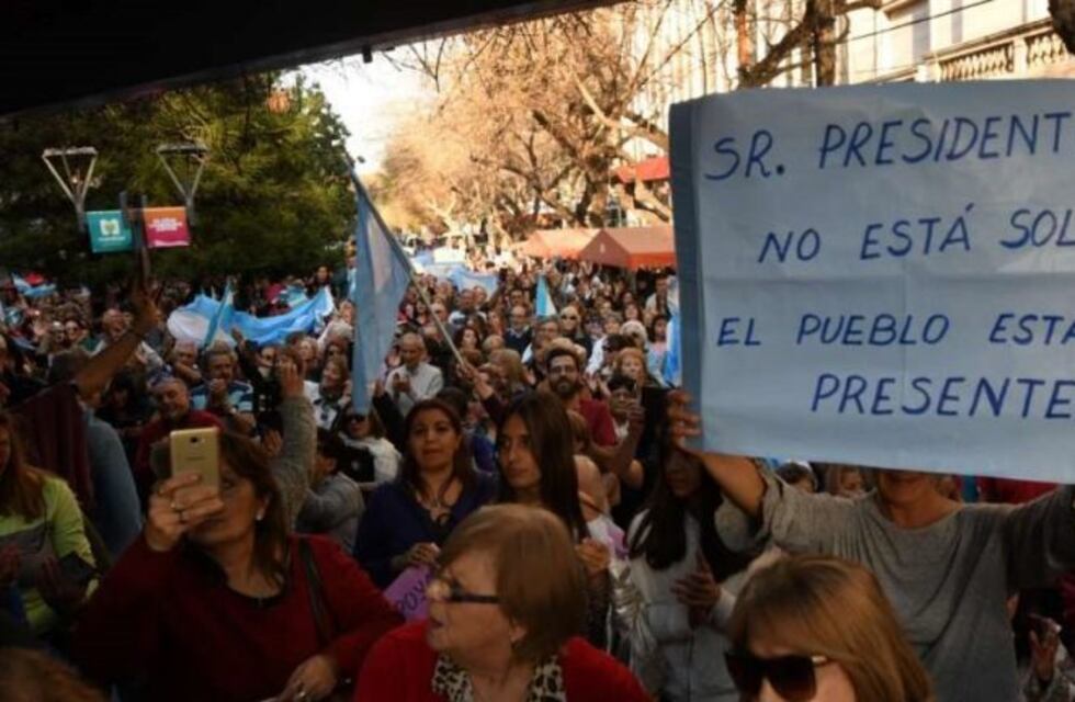 Miles de mendocinos marcharon en el centro de la ciudad en apoyo a Macri