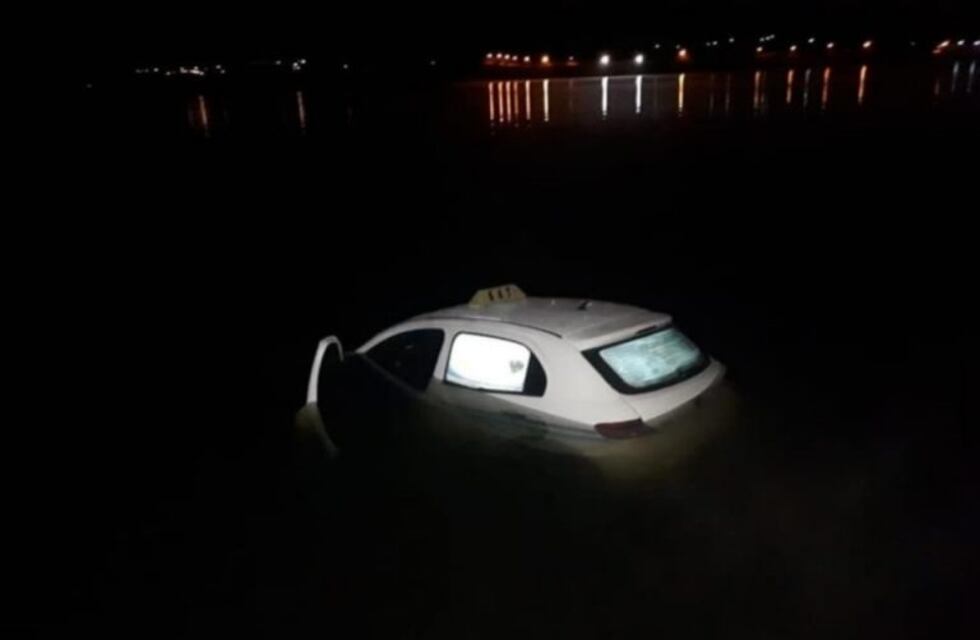 Su auto quedó sin batería, lo empujó para darle arranque y terminó en el lago Potrero de los Funes