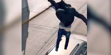 El joven de Río Cuarto se lanzó sobre el techo de la camioneta y lo grabó en video\u002E