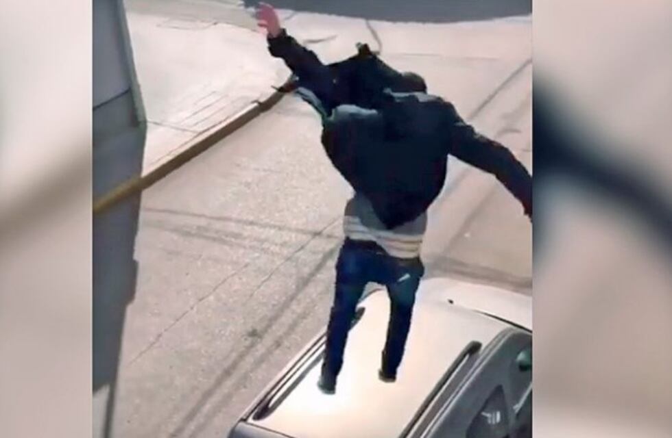 ¡Para qué te traje! Se lanzó sobre una camioneta y le abolló el techo