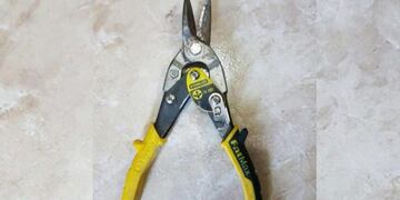 Aparte de la pinza, se le secuestró al agresor un arma tumbera\u002E (Policiales San Nicolás)