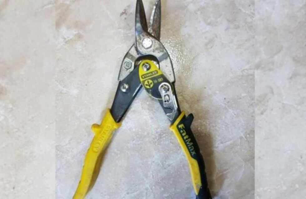 Golpeó a un vecino con una pinza y le secuestraron un arma tumbera