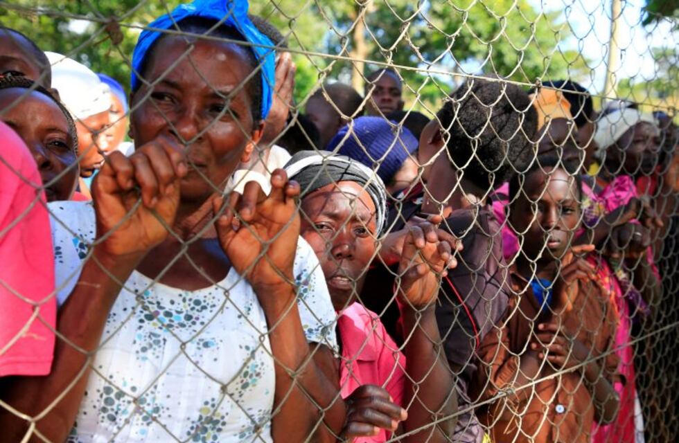 Imágenes muy fuertes: naufragó una embarcación de lujo en Uganda y hay 31 muertos