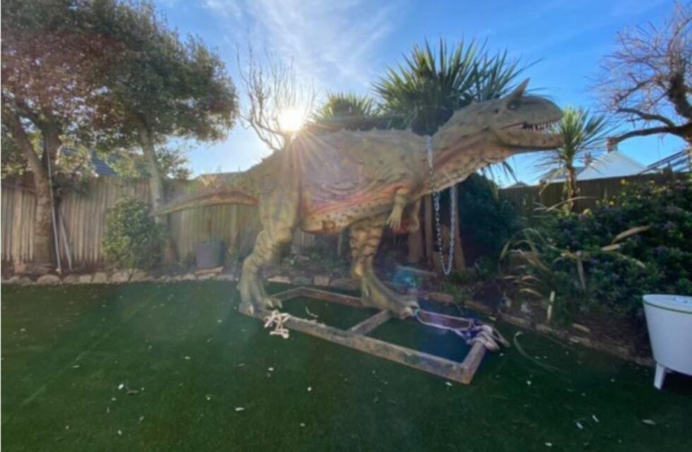 Quiso hacerle un regalo a su hijo y compró accidentalmente un dinosaurio de seis metros
