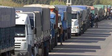 Enormes filas de camiones esperan poder descargar el cereal en puertos del Gran Rosario