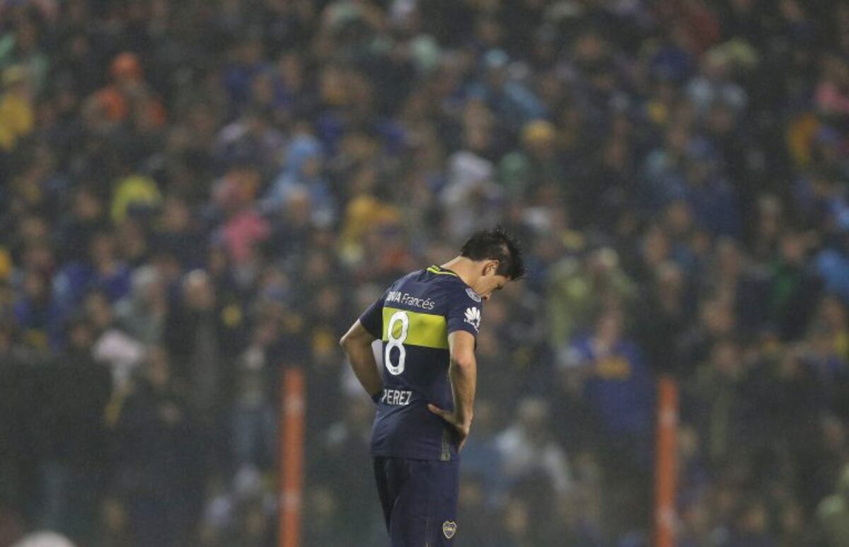 BAS113. BUENOS AIRES (ARGENTINA), 14/07/2016.-Pablo Pu00e9rez de Boca Juniors se lamenta del tercer gol de Independiente del Valle, durante el partido de vuelta de las semifinales de la Copa Libertadores en el estadio La Bombonera de Buenos Aires hoy, 14 de j