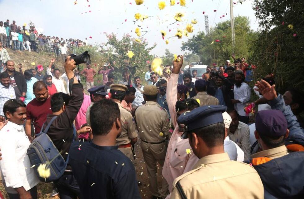 Policías ejecutaron a cuatro sospechosos de violación y asesinato y un grupo de gente los felicitó y les arrojó pétalos de flores