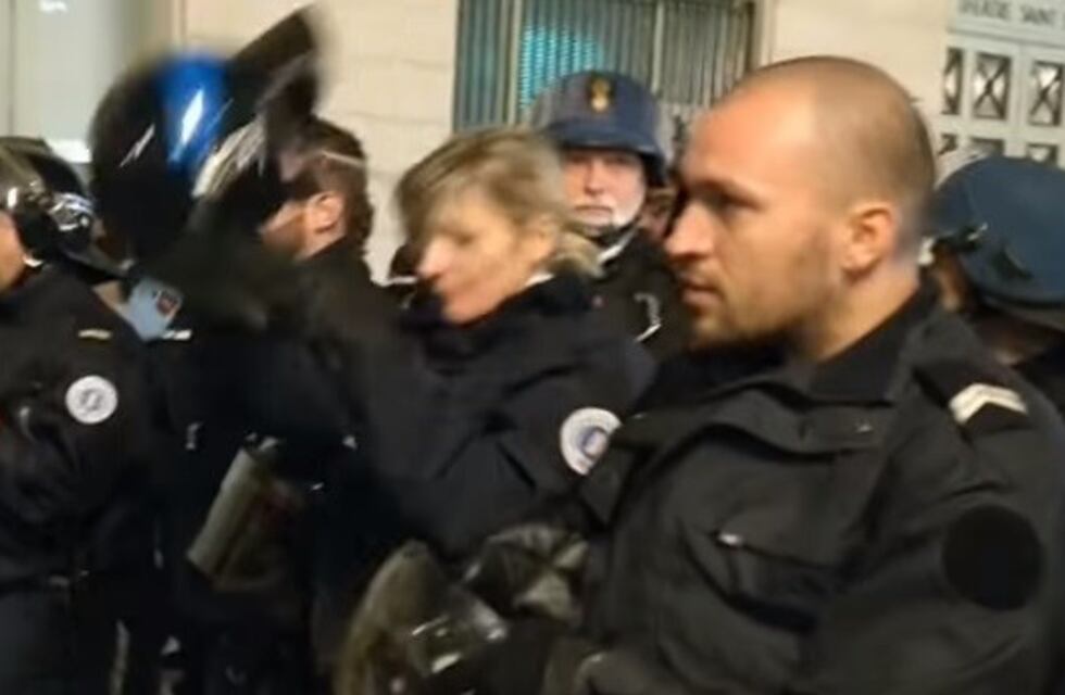 Policías franceses se negaron a reprimir a "chalecos amarillos" y las imágenes dan vuelta al mundo