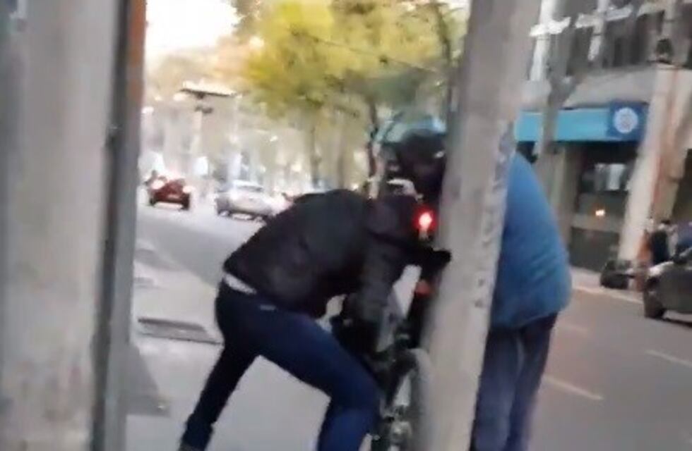 Los filmaron mientras robaban una bicicleta en pleno centro de Mendoza