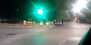 Momento en los ladrones suben al auto una vez consumado el robo de baldosones\u002E