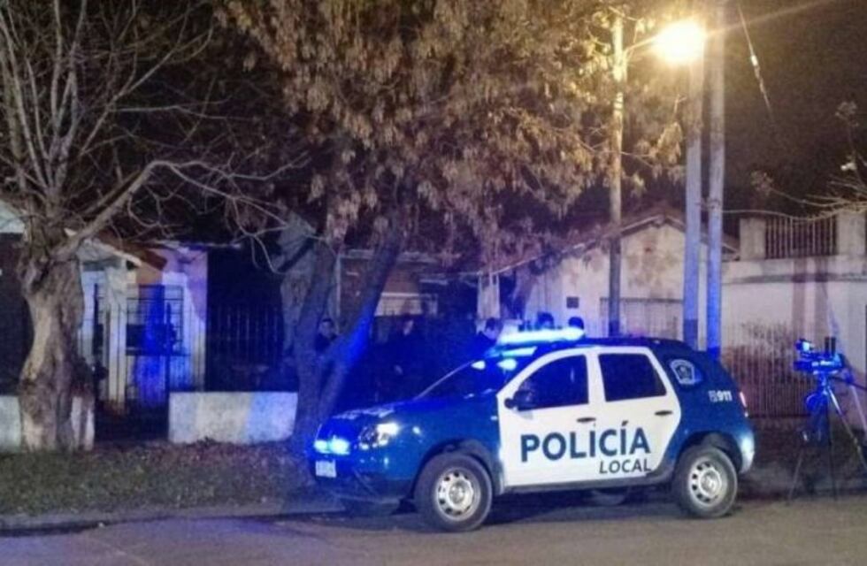 Asesinaron a un albañil en La Plata cuando estaba con su mujer en una camioneta