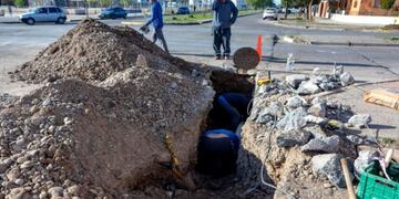 A pedido de los vecinos la comuna realiza la conexión de cloacas a distintos vecinos del Barrio Área 16\u002E